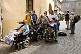 Stadtführung für Schwerbehinderte, Fotogalerie des Tages mit Handicap - Tages ohne Barrieren, Český Krumlov, 11. 9. 2004, Foto: Lubor Mrázek 