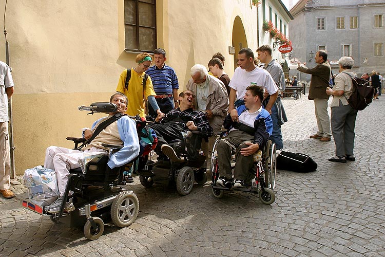 Účastníci prohlídky města pro těžce zdravotně postižené, Den s handicapem, Český Krumlov 11. září 2004, foto: Lubor Mrázek