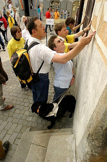 Stadtführung für Blinde, Fotogalerie des Tages mit Handicap - Tages ohne Barrieren, Český Krumlov, 11. 9. 2004, Foto: Lubor Mrázek