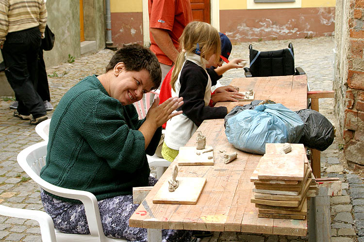 Modelování v prostorech International Art Studia Na Fortně, Den s handicapem, Český Krumlov 11. září 2004, foto: Lubor Mrázek