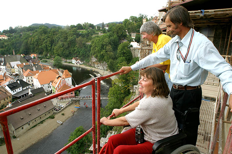 Prohlídka města z vysokozdvižné plošiny u stěny Horního hradu, Den s handicapem, Český Krumlov 11. září 2004, foto: Lubor Mrázek