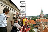 Prohlídka města z vysokozdvižné plošiny u stěny Horního hradu, Den s handicapem, Český Krumlov 11. září 2004, foto: Lubor Mrázek 
