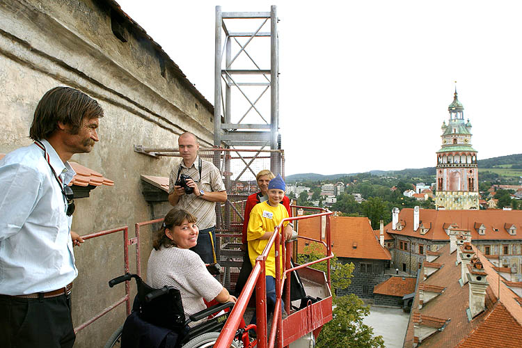 Stadtbesichtigung von der Hebebühne an der Oberen Burg, Fotogalerie des Tages mit Handicap - Tages ohne Barrieren, Český Krumlov, 11. 9. 2004, Foto: Lubor Mrázek