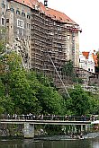 Prohlídka města z vysokozdvižné plošiny u stěny Horního hradu, Den s handicapem, Český Krumlov 11. září 2004, foto: Lubor Mrázek 