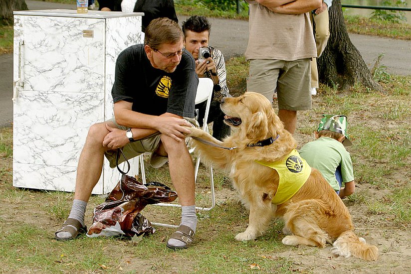 Ukázky práce asistenčních psů 'Pomocné tlapky' - Canisterapie, Den s handicapem, Český Krumlov 11. září 2004, foto: Lubor Mrázek