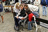 Zamyšlení nad dotazníkem pro účastníky akce, Den s handicapem, Český Krumlov 11. září 2004, foto: Lubor Mrázek 