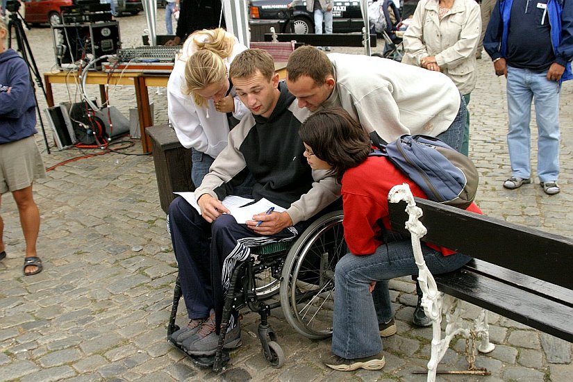 Zamyšlení nad dotazníkem pro účastníky akce, Den s handicapem, Český Krumlov 11. září 2004, foto: Lubor Mrázek