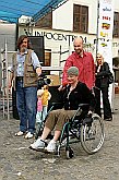 Probieren Sie es für eine Weile, Fotogalerie des Tages mit Handicap - Tages ohne Barrieren, Český Krumlov, 11. 9. 2004, Foto: Lubor Mrázek 