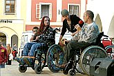 Probieren Sie es für eine Weile, Fotogalerie des Tages mit Handicap - Tages ohne Barrieren, Český Krumlov, 11. 9. 2004, Foto: Lubor Mrázek 