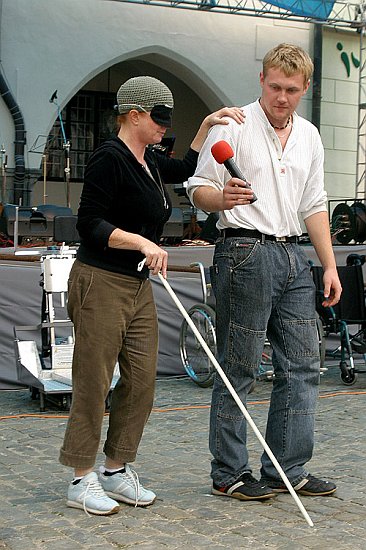 Zkuste si to na chvíli - Bára Štěpánová, Den s handicapem, Český Krumlov 11. září 2004, foto: Lubor Mrázek