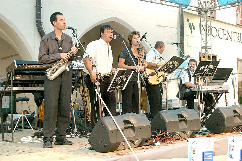 Program na náměstí Svornosti - českokrumlovská kapela Black Bottom, Den s handicapem, Český Krumlov 11. září 2004, foto: Lubor Mrázek