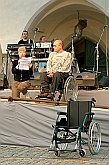 Kulturprogramm am Stadtplatz Náměstí Svornosti, Fotogalerie des Tages mit Handicap - Tages ohne Barrieren, Český Krumlov, 11. 9. 2004, Foto: Lubor Mrázek 