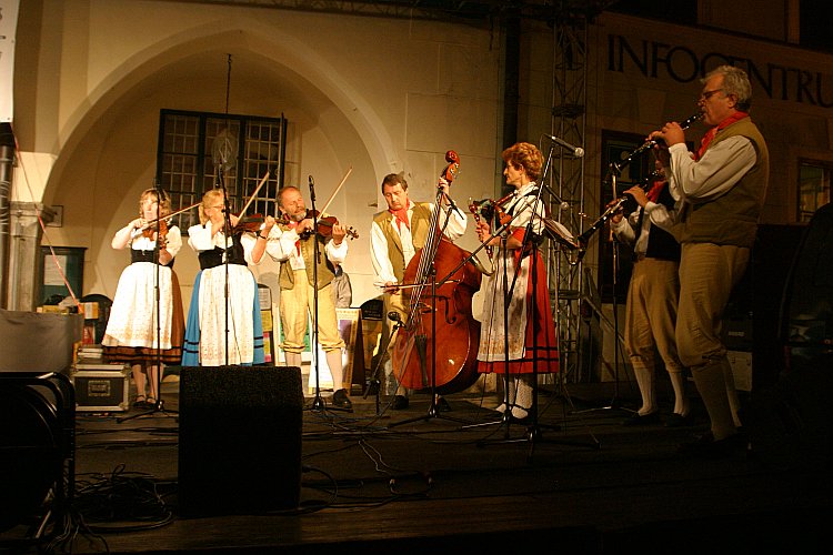 Folklórní soubor Růže, Svatováclavské slavnosti 2004, foto: © Lubor Mrázek