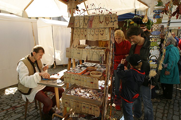 Svatováclavský trh na náměstí Svornosti, Svatováclavské slavnosti 2004, foto: © Lubor Mrázek