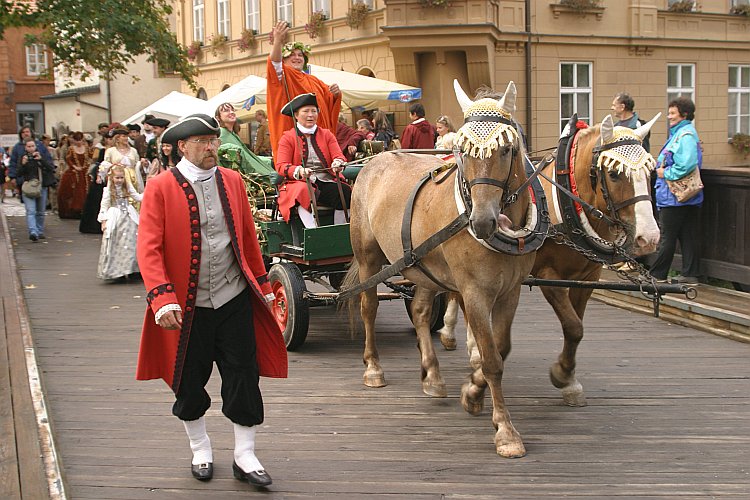 St.-Wenzels-Fest 2004 - Winzer- und Bierbrauerzug durch die Stadt, Foto: © Lubor Mrázek