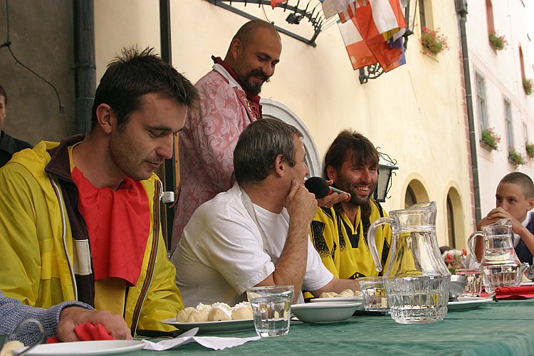 Knedlík cup – soutěž v pojídání švestkových knedlíků, Svatováclavské slavnosti 2004, foto: © Lubor Mrázek