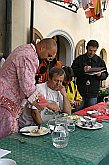 Knedlík cup – soutěž v pojídání švestkových knedlíků, Svatováclavské slavnosti 2004, foto: © Lubor Mrázek 