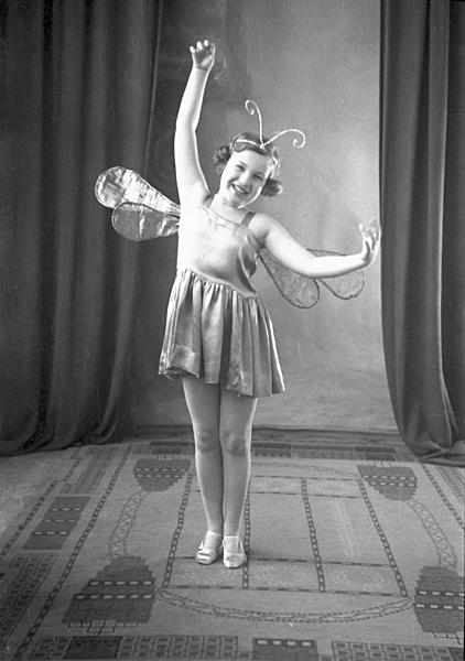 Motýlku, motýlku, kdepak asi létáš dnes? Malá Ruth Adlerová v divadelním kostýmu.