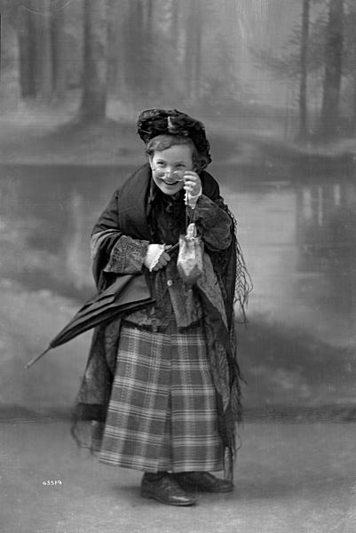 Malou Ruth Adlerovou (Hálovou) fotografoval František Seidel o židovském svátku Purim 6. března 1937. V té době byla ještě spokojenou žačkou krumlovské německé obecné školy, milovala svoji paní učitelku Marthu Nehybovou a těšila se na prázdniny.