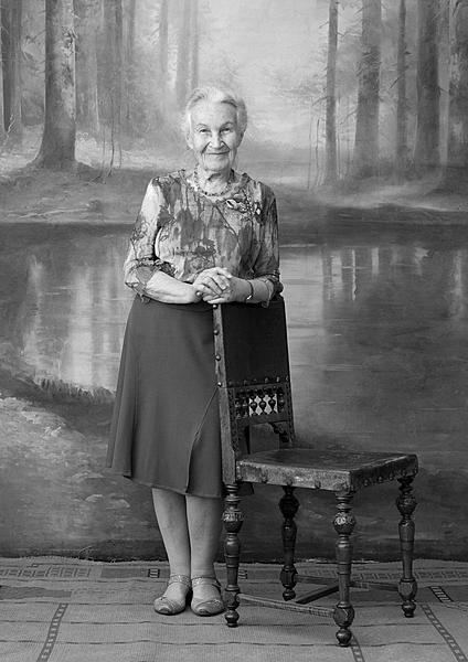 Ruth (Adlerová) Hálová se po 78 letech se ocitla na stejném místě a před shodným plátnem ve Fotoateliéru Seidel, se stejným úsměvem jako ve svém dětství.