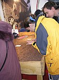 Prezentace Českého Krumlova na veletrhu v Mnichově, expozice České republiky, vyhledání drobných granátků v 