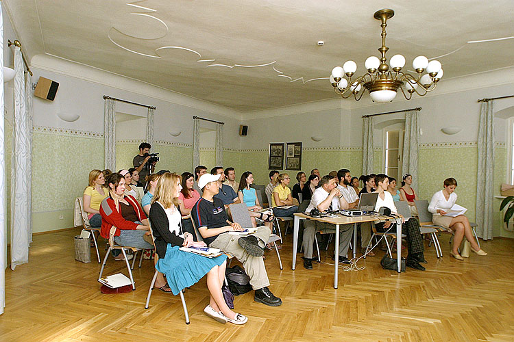 Setkání kanadských studentů a vyučujících se starostou města a zástupci městských organizací, Hotel U města Vídně, 2. května 2005, foto: © Lubor Mrázek