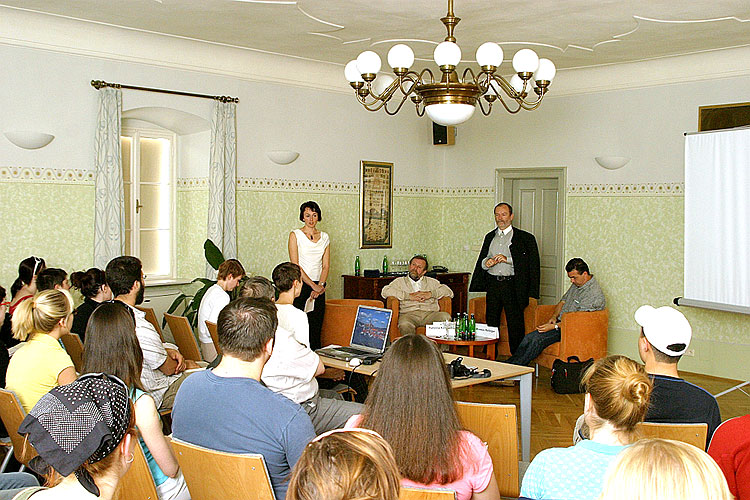 Setkání kanadských studentů a vyučujících se starostou města a zástupci městských organizací, Hotel U města Vídně, 2. května 2005, foto: © Lubor Mrázek