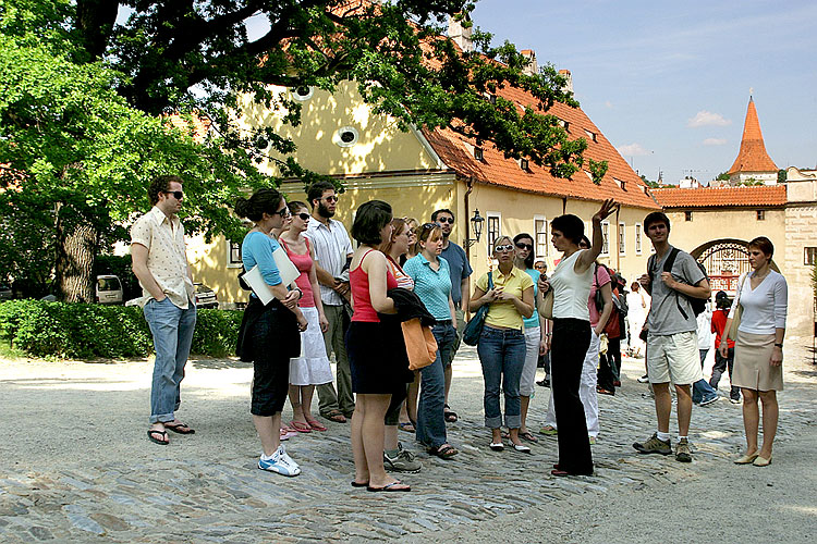 Kanadští studenti a vyučující během prohlídky města Český Krumlov, 2. května 2005, foto: © Lubor Mrázek