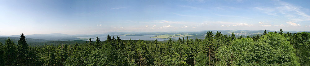 Panorama Lipenské přehrady z vyhlídkové plošiny na hradu Vítkův Hrádek, 25. června 2005, foto: © Lubor Mrázek