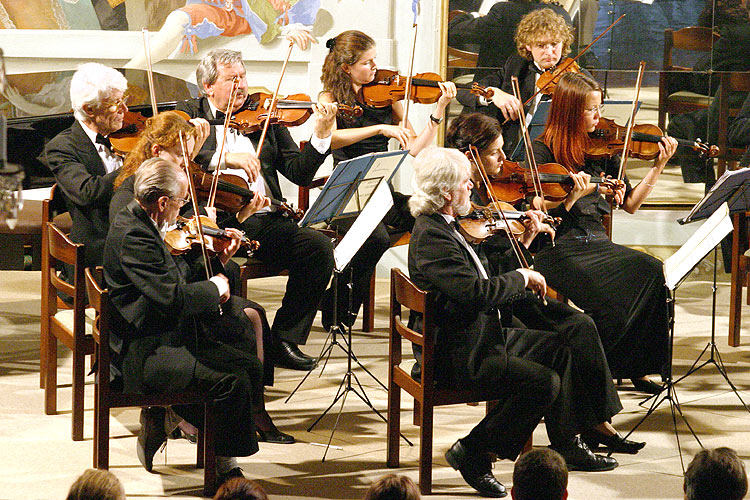 Miroslav Kejmar a Smyčcový orchestr Český Krumlov, 5. července 2005, Festival komorní hudby Český Krumlov, foto: © Lubor Mrázek