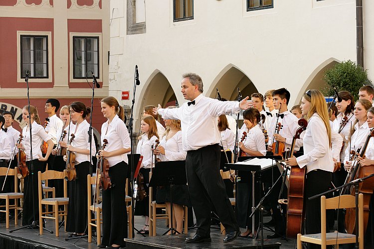 Encore – Kindersymphonieorchester (Großbritannien), 18. August 2005, Internationales Musikfestival Český Krumlov, Bildsquelle: © Auviex s.r.o., Foto: Libor Sváček