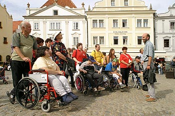 Skupinová prohlídka města - pro vozíčkáře, Den s handicapem - Den bez bariér, Český Krumlov 11. září 2004, foto: © Lubor Mrázek 