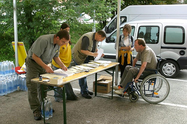 Přípravy před začátkem akce a informační stan na parkovišti P1, Den s handicapem - Den bez bariér Český Krumlov, 10. září 2005, foto: © Lubor Mrázek