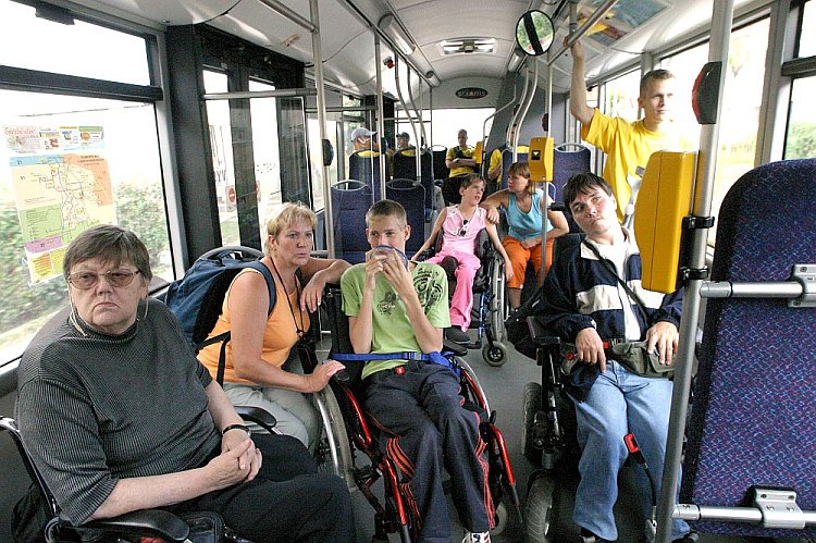 Doprava účastníků nízkopodklažními autobusy, Den s handicapem - Den bez bariér Český Krumlov, 10. září 2005, foto: © Lubor Mrázek