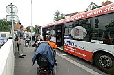Doprava účastníků nízkopodklažními autobusy, Den s handicapem - Den bez bariér Český Krumlov, 10. září 2005, foto: © Lubor Mrázek 