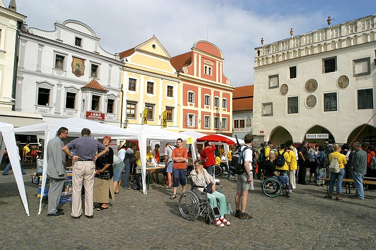 Program a setkání v centru města Český Krumlov, Den s handicapem - Den bez bariér Český Krumlov, 10. září 2005, foto: © Lubor Mrázek