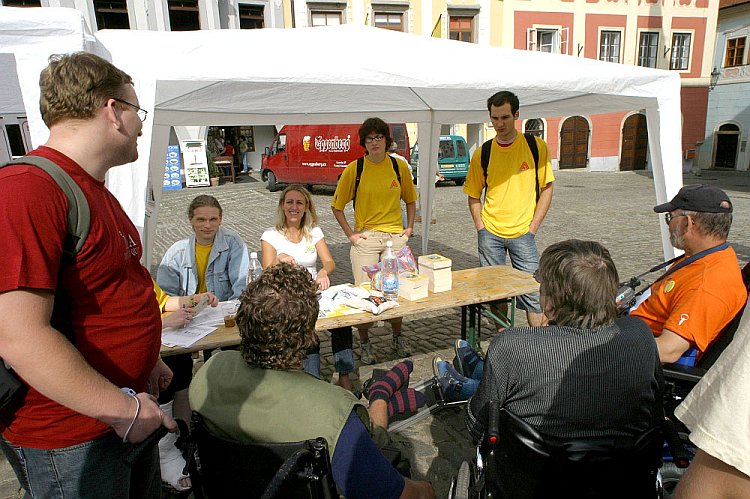 Program a setkání v centru města Český Krumlov, Den s handicapem - Den bez bariér Český Krumlov, 10. září 2005, foto: © Lubor Mrázek