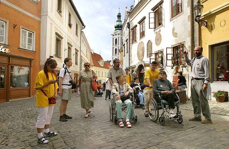Prohlídka města Český Krumlov pro handicapované, Den s handicapem - Den bez bariér Český Krumlov, 10. září 2005, foto: © Lubor Mrázek