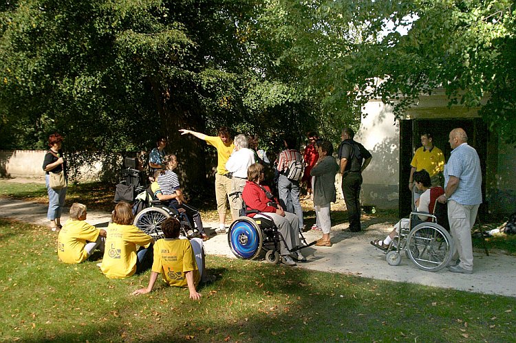 Prohlídka zámku Český Krumlov pro handicapované, Den s handicapem - Den bez bariér Český Krumlov, 10. září 2005, foto: © Lubor Mrázek