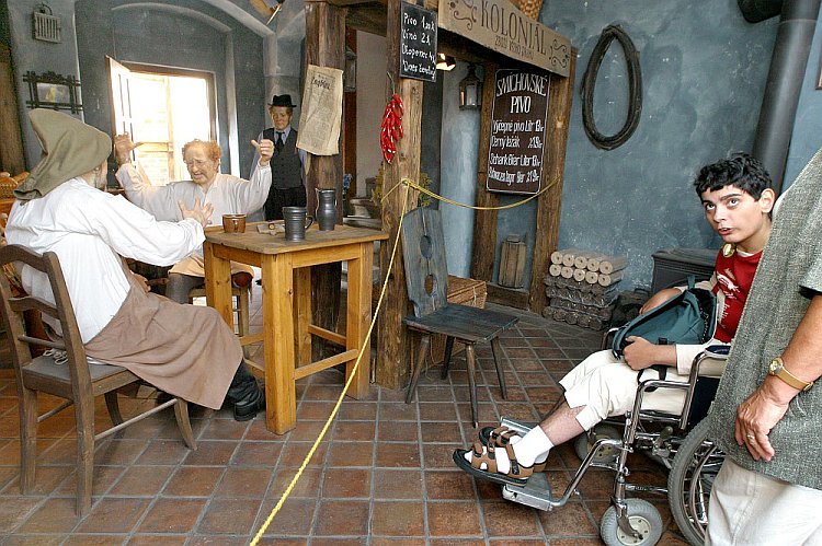 Prohlídka Wax muzea, Den s handicapem - Den bez bariér Český Krumlov, 10. září 2005, foto: © Lubor Mrázek