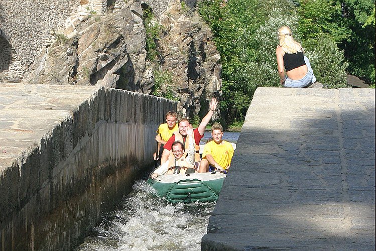 Vyhlídková plavba na raftu, Den s handicapem - Den bez bariér Český Krumlov, 10. září 2005, foto: © Lubor Mrázek