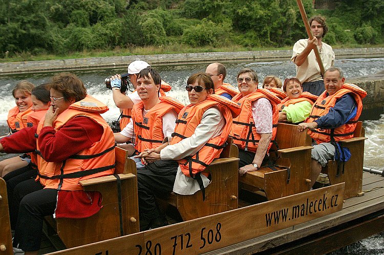 Vyhlídková plavba na voru, Den s handicapem - Den bez bariér Český Krumlov, 11. září 2005, foto: © Lubor Mrázek