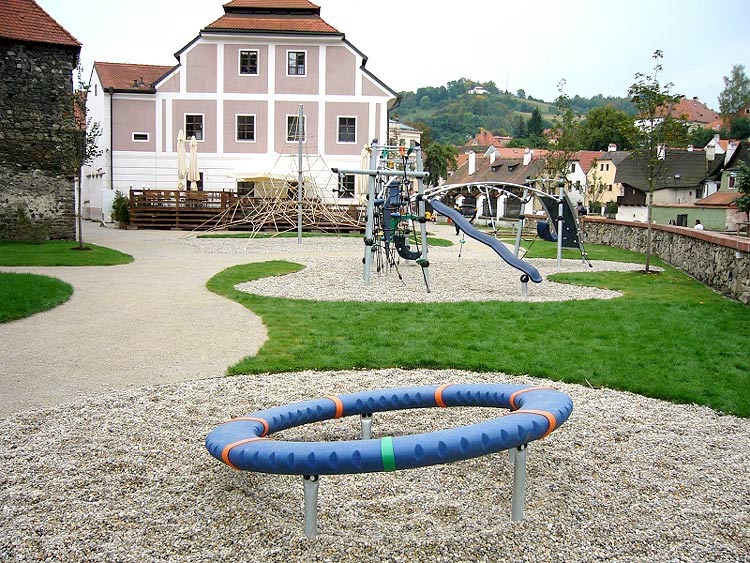 Nové dětské hřiště se zahradou v Hradební ulici v Č. Krumlově (nedaleko Benešova mostu), zdroj: archiv ČKRF spol. s r.o.
