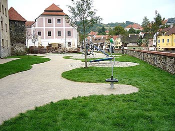Nové dětské hřiště se zahradou v Hradební ulici v Č. Krumlově (nedaleko Benešova mostu), zdroj: archiv ČKRF spol. s r.o. 