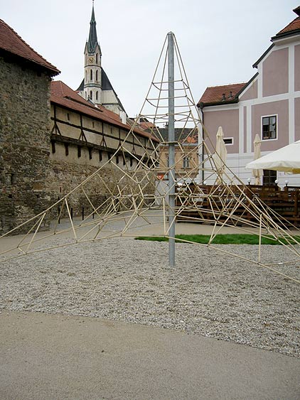 Nové dětské hřiště se zahradou v Hradební ulici v Č. Krumlově (nedaleko Benešova mostu), zdroj: archiv ČKRF spol. s r.o.