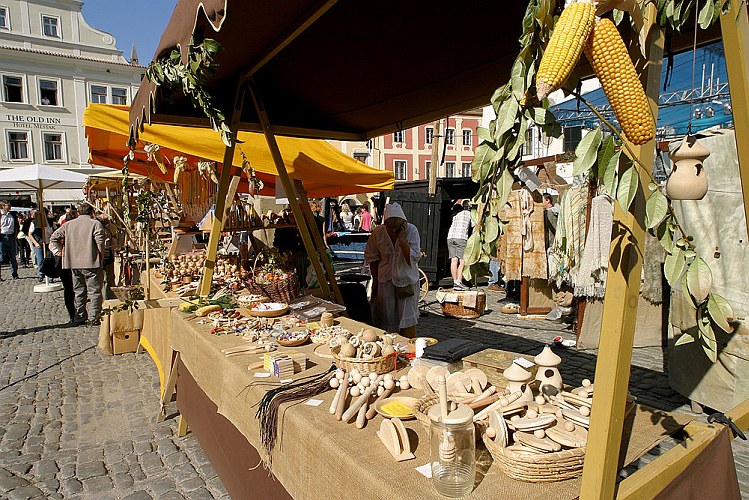 Svatováclavský trh na náměstí Svornosti, Svatováclavské slavností 2005 v Českém Krumlově, foto: © Lubor Mrázek