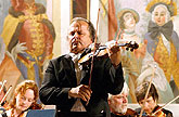Václav Hudeček (housle), Jaroslav Janutka (hoboj) a Smyčcový orchestr Český Krumlov, 29.6.2006, Festival komorní hudby Český Krumlov, foto: © Lubor Mrázek 