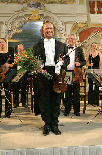 Václav Hudeček (housle), Jaroslav Janutka (hoboj) a Smyčcový orchestr Český Krumlov, 29.6.2006, Festival komorní hudby Český Krumlov, foto: © Lubor Mrázek