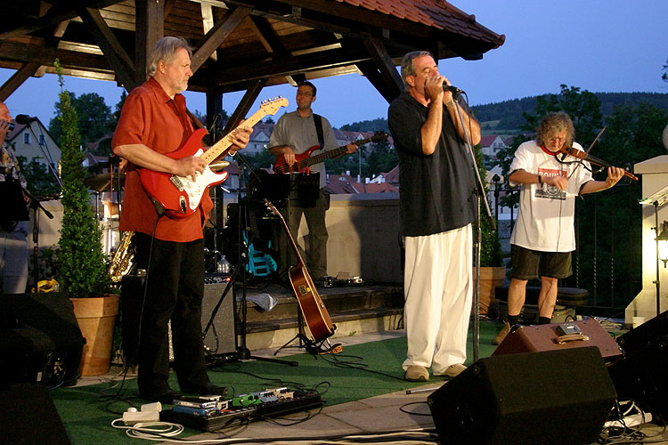 Michal Prokop a skupina Framus Five, terasa Hotelu Růže, 4.7.2006, Festival komorní hudby Český Krumlov, foto: © Lubor Mrázek