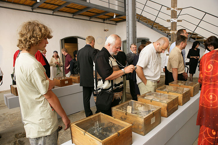 Geoffrey Hendricks: krabice, žebříky, břidlicové tašky a nebe, otevření výstavy 14. července 2006, Egon Schiele Art Centrum, foto: © 2006 Libor Sváček